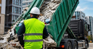 Вывоз строительного мусора в Устях-Илимске: услуги лицензированной компании — ПроМусор